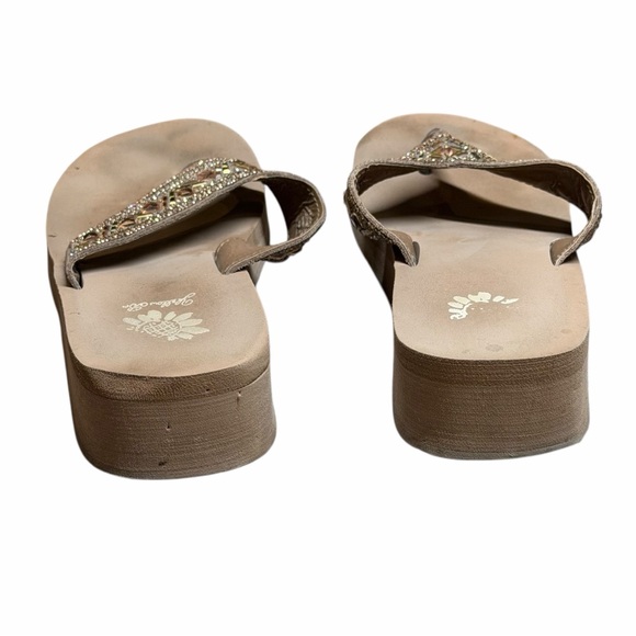 10/$25🦋 Yellow Box Slavica Tan & Gold Rhinestone Sandals - Size 7.5 - Picture 4 of 14